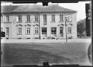 Neuruppin, Friedrich-Ebert-Straße 5 / Friedrich-Engels-Straße 16. Wohnhaus mit Laden (1790). Straßenfront (Friedrich-Ebert-Straße)