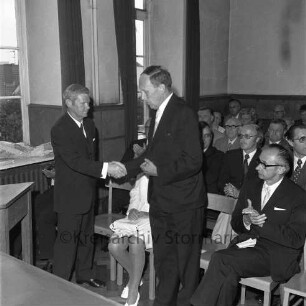 Amtsgericht: Königstraße: Verabschiedung Amtsrichter Eduard Dehns: Präsident des Landgerichts Lübeck Herbert Tietgen reicht Eduard Dehns die Hand: im Beisein von Leiter des Amtsgerichts Richter Werner Finke, Mitarbeitern und Funktionsträgern