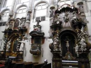 Innenansicht, Ausschnitt mit Kanzel und Seitenkapellen