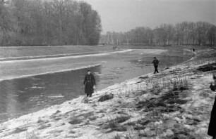 Mann am vereisten Elsterflusslauf : Ein Mann in Uniform am teilweise vereisten Elsterflusslauf. Elsterflutbett nordöstlich der Paußnitzbrücke, oben rechts Einmündung Pleißeflutbett (heute "Leipziger Eck")