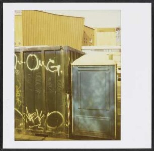 Mobile Toilettenkabine vor der Berliner Philharmonie