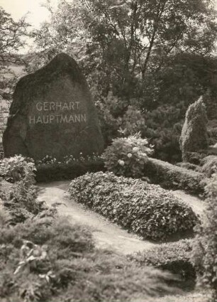 Hiddensee. Kloster. Friedhof. Grab von Gerhart Hauptmann