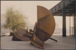 Installationsansicht von Bernhard Heiligers Skulptur "Tag und Nacht" aus den Jahren 1981/82 vor der Neuen Nationalgalerie Berlin