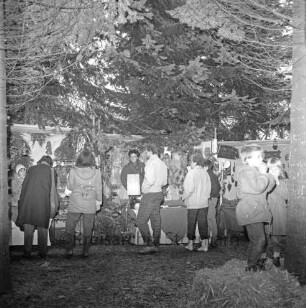 Rethwischdorf: Grundstück des stellvertretenden Kreispräsidenten Ernst Eick: Weihnachtsmarkt: vorn Marktstände mit Besuchern: dahinter Tannenreihe