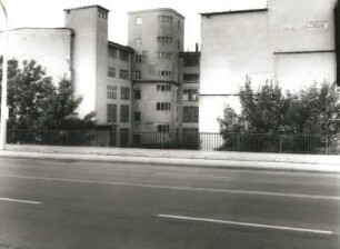 Dresden-Südvorstadt, Zwickauer Straße 35. Fabrikgebäude (um 1928). Blick von der Nossener Brücke