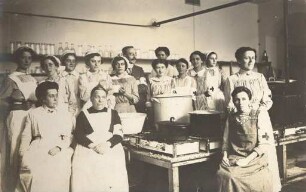 Erster Weltkrieg - Lazarett III Gewerbeschule Karlsruhe. Schwestern mit Arzt