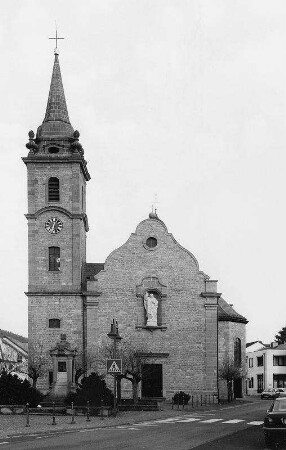 Katholische Pfarrkirche St. Nepomuk (Kirche, kath.); Biebergemünd, St.-Johannes-Nepomuk-Platz 1