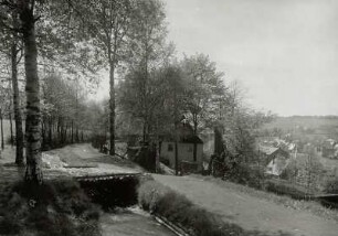 Schlema-Oberschlema, Landschaft : Schlema-Oberschlema. Floßgraben (Zwickauer Mulde-Schneeberg). Blick nach Südwesten gegen den Ortsteil