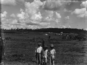 Groß-Fazenda : Drei Jungen vor einer Groß-Fazenda im Bundesstaat Goiás.
