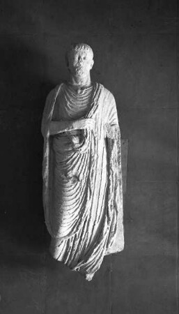 Familienbegräbnis — Grabstatue eines Mannes in Toga und Tunica