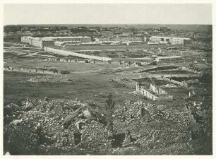 Druckschriftliche Fotoreportage zum Krimkrieg und Reisestationen des Fotografens: Stadtansicht Sewastopol mit Blick von Schanze Malakoff, im Hintergrund das Schwarze Meer