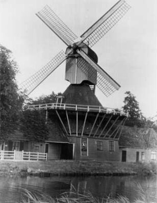 Niederlande. Ansicht einer Bockwindmühle bei Groningen. Aufgenommen 1936