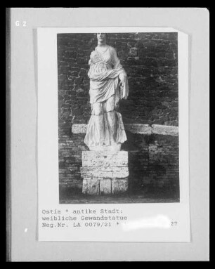 Weibliche Gewandfigur