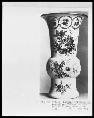 Flötenvase mit bunten Blumen