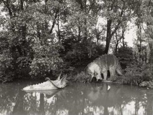 Hamburg, Tierpark Hagenbeck. Urweltlandschaft, Nachbildung eines Triceratopsprorsus-Paares am Teichufer (um 1909, J. Pallenberg)