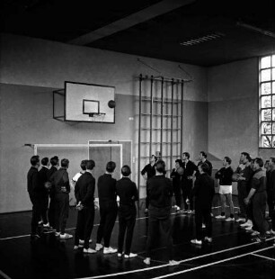 Stadtschule: Salinenstraße: Turnhalle: Sportgruppe beim Basketballtraining