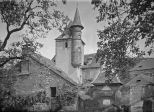 Ehemalige Stadtmauer mit spätgotischem Turm und Portal
