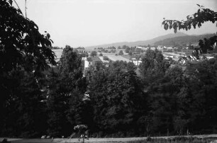 Dottingen: Gemeinde mit Kirchturm; von Süden