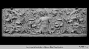 Camerino di alabastro : Ornamentrelief mit der Halbfigur eines jungen Mannes in der Mitte
