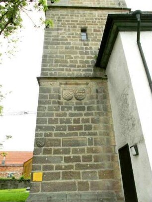 Kirchturm von Süden - Erd.- und Mittelgeschoß in Übersicht mit Werksteinen im Mauersteinverband sowie Wappenkartusche und Bauinschrift