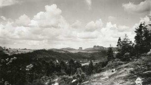 Sächsische Schweiz. Elbtal mit (Bad Schandau-)Postelwitz gegen Hohe Liebe und Schrammsteine. Blick von der Berthelthöhe nach Osten
