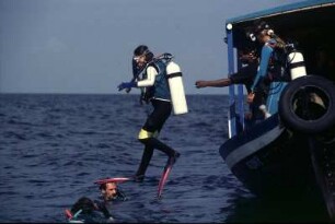 Bodulfolhudhoo, Taucher bei Sprung ins Wasser
