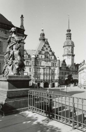 Figurengruppe "Der Morgen" : Blick von der Brühlschen Terrasse gegen Georgenbau und Schloß mit Hausmannsturm, links im Vordergrund Figurengruppe "Der Morgen" (1871; J. Schilling)