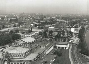 Dresden-Altstadt. Blick vom Turm der Katholischen Hofkirche (Kathedrale) über das Opernhaus nach Nordwesten