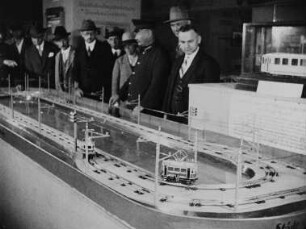 Szene aus dem Dokumentarfilm "Das Schaufenster der Deutschen Industrie": Werbung für die Jahresschau "Die Technische Stadt" (Modellbahnanlage)
