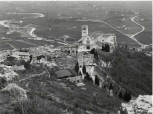 Blick v. d. Rocca Maggiore auf die Doppelkirche