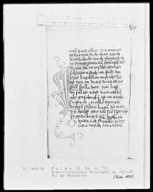 Niederdeutsches Gebetbuch mit eingeklebten Kupferstichen — Initiale, Folio 6 verso