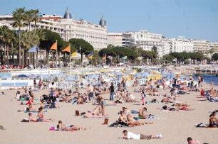 Cannes - Strand an der Croisette : Strandabschnitt an der Croisette vor dem Luxus-Hotel Carlton in Cannes, aufgenommen 2006