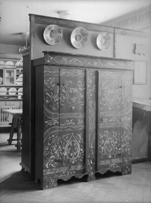 Bauernschrank : Teller und Bauernschrank (Kleiderschrank). Zittauer Fayencen und Nadelholz, bemalt, bez. 1788 (Schrank)