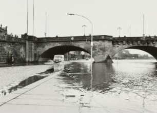 Terrassenufer an der Augustusbrücke, tiefster Punkt der Straße, bei Überflutung und Durchfahrt eines Transporters vor Sperrung. Blick stromab gegen Vorlandbogen der Brücke : Dresden-Altstadt. Terrassenufer an der Augustusbrücke, tiefster Punkt der Straße, bei Überflutung und Durchfahrt eines Transporters vor Sperrung. Blick stromab gegen Vorlandbogen der Brücke