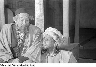 Szenenbilder aus dem Stück "Nathan der Weise" von Gotthold Ephraim Lessing im Deutschen Theater Berlin : Szene mit Paul Wegener als Nathan (links) und Alfred Althoff als Derwisch (rechts)