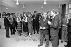 Parteien: CDU: Alte Schule: Neujahrsempfang: vorn Landtagsabgeordneter Karl Eduard Claussen: hinten Gäste in kleinen Gesprächsgruppen: 7. Januar 1990