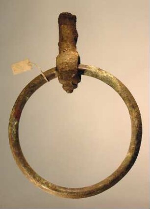 Großer Ring, an einem Zapfen hängend