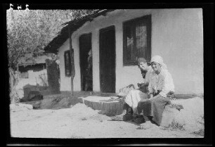 Focșani (Rumänien): 2 Rumäninnen vor einem niedrigen Wohnhaus ("Einwohner")