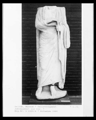 Fragment eines Reliefs mit stehender männlicher Figur