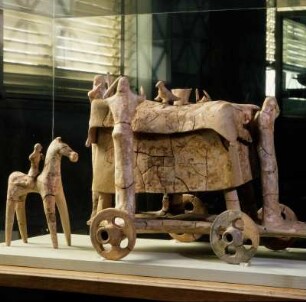 Athen. Archäologisches Nationalmuseum. Begräbniswagen (Fragment), proto-attisch, 2. Hälfte 7. Jh. v. Chr., orientalisierendes Terrakotta-Votiv. Höhle von Vari am Hymettos