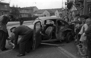 Verkehrsunfall des ehemaligen Rekordschwimmers Ruprecht Könninger auf der Kreuzung Weinbrenner-/Wichernstraße.