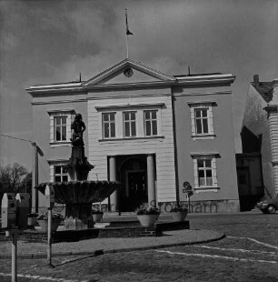 Historisches Rathaus: Hagenstraße / Marktplatz: links Gänseliesel-Brunnen mit Blumenschmuck und Parkuhren: rechts Hausecke