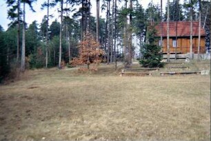 Festplatz mit Vereinshaus im Wald