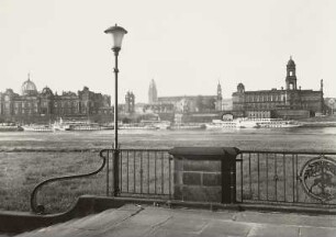 Dresden, Blick vom Neustädter Elbufer, Anlagen oberhalb der Augustusbrücke, auf die Altstadt mit Terrassenufer und Dampferanlegestelle