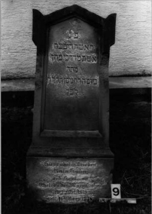 Grabstein 9 (Index: 99804609) Material: Sandstein Zustand: verwittert mit Textverlust am Sockel Maße HxBxT: 127x54x24 cm Beschreibung: Stele, Sockel, giebelartiger Abschluß, Eckakrotere: Grabstein 9