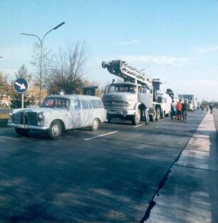 Karlsruhe. Kernforschungszentrum (heute: Forschungszentrum). Kerntechnischer Hilfszug (KTH) während einer Übungsfahrt auf der Autobahn