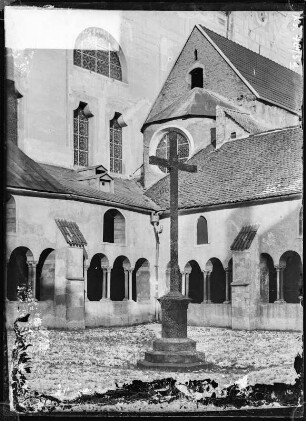Brixen, Italien. Dom mit Laubengang