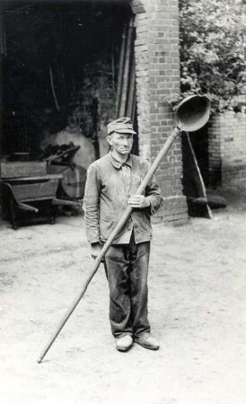 Landwirtschaftliches Arbeitsgerät in Sabrodt, Jauchenschöpfer : Land- und Viehwirtschaft - Bodenbearbeitung und -pflege. Ort: Bluń / Bluno. Haus Nr. 61. Jauchenschöpfer, aus altem Stahlhelm