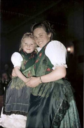 Offenburg: im Haus der Familie Schuller, Frau Schuller mit Töchterchen