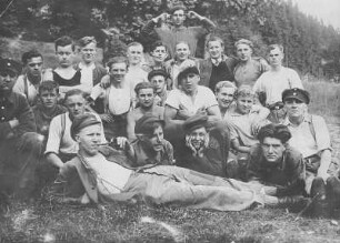 Eine Gruppe zum Reichsarbeitsdienst verpflichteter Männer aus Bermsgrün beim Rüstungszulieferer "Keller-Schleiferei" im Steinbachthal bei Johanngeorgenstadt : Eine Gruppe zum Reichsarbeitsdienst verpflichteter Männer aus Bermsgrün